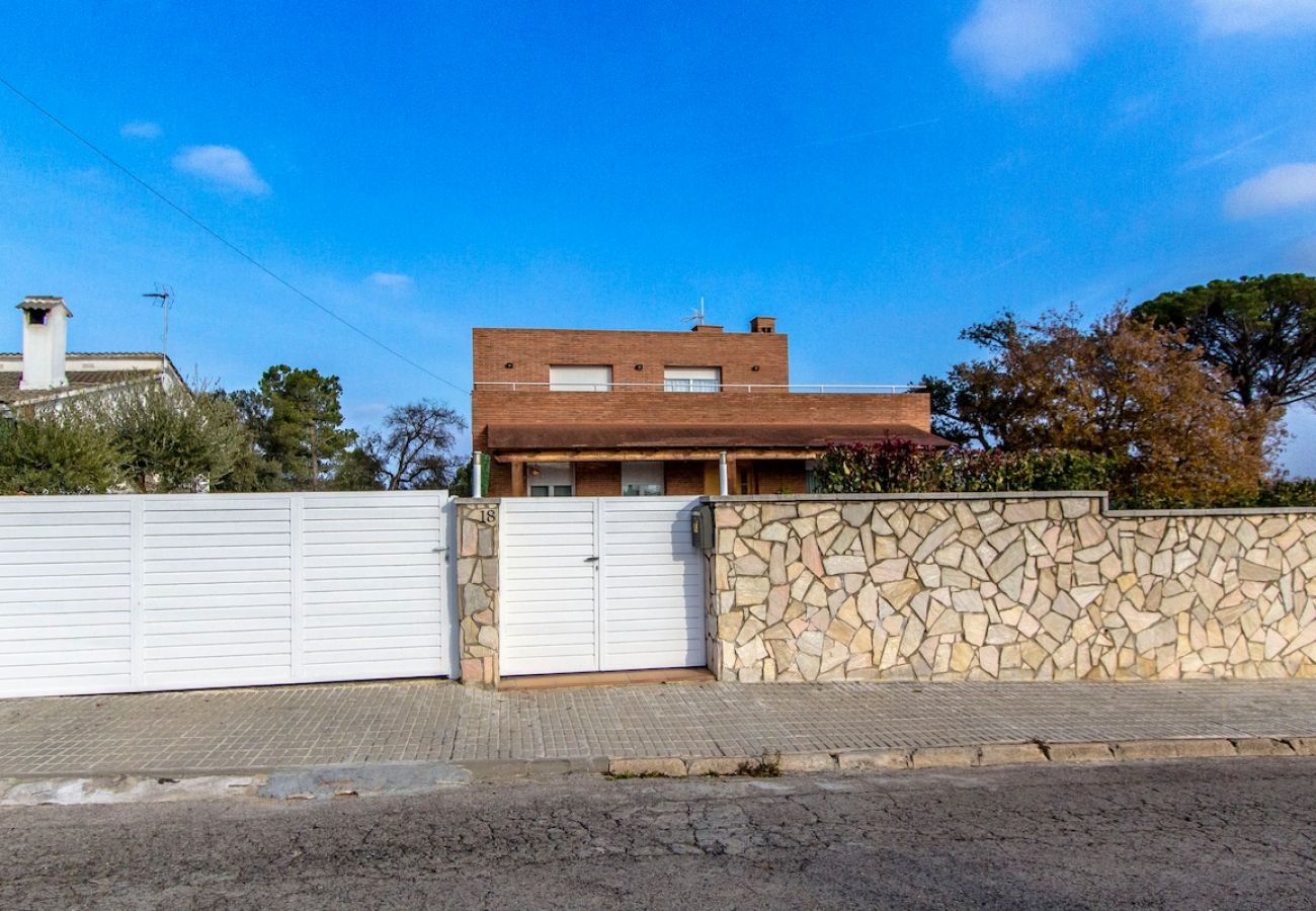 Villa en Sils - Relájese y recargue energías a 20 km de la playa