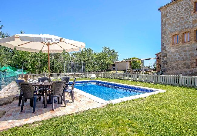 Villa en Llobera - ¡Chalet rústico para 15, con piscina privada!