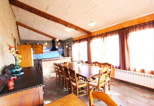 Villa en Llobera - ¡Chalet rústico para 15, con piscina privada! Villa en Llobera - ¡Chalet rústico para 15, con piscina privada!