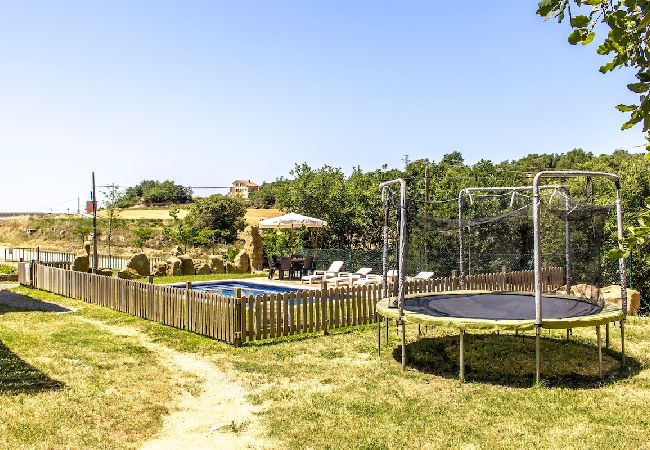 Villa en Llobera - ¡Chalet rústico para 15, con piscina privada!