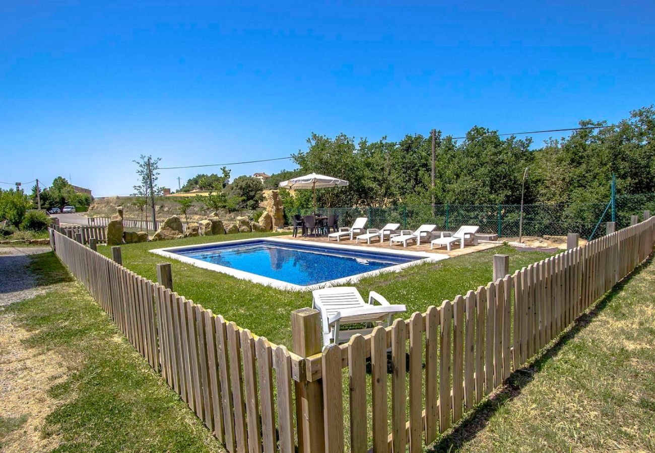 Villa en Llobera - ¡Chalet rústico para 15, con piscina privada!