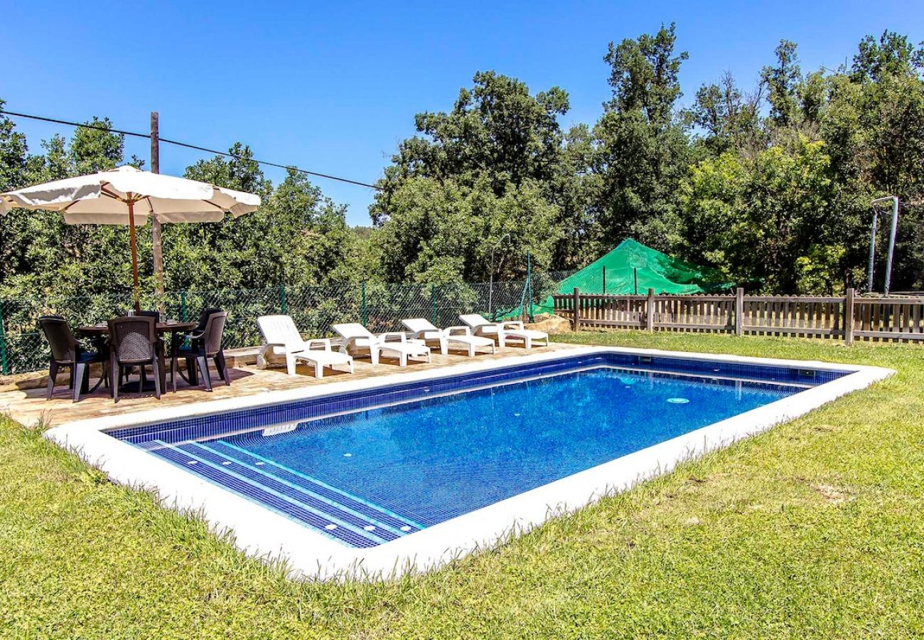 Villa en Llobera - ¡Chalet rústico para 15, con piscina privada!