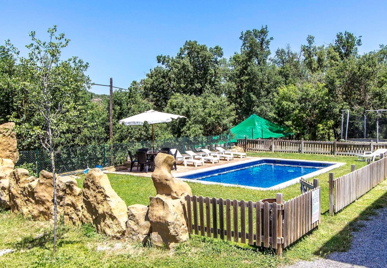 Villa en Llobera - ¡Chalet rústico para 15, con piscina privada!