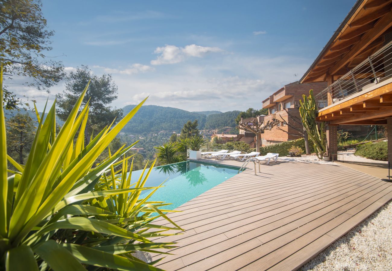 Villa en Torrelles de Llobregat - Villa con piscina infinita y vistas, BCN a 20min