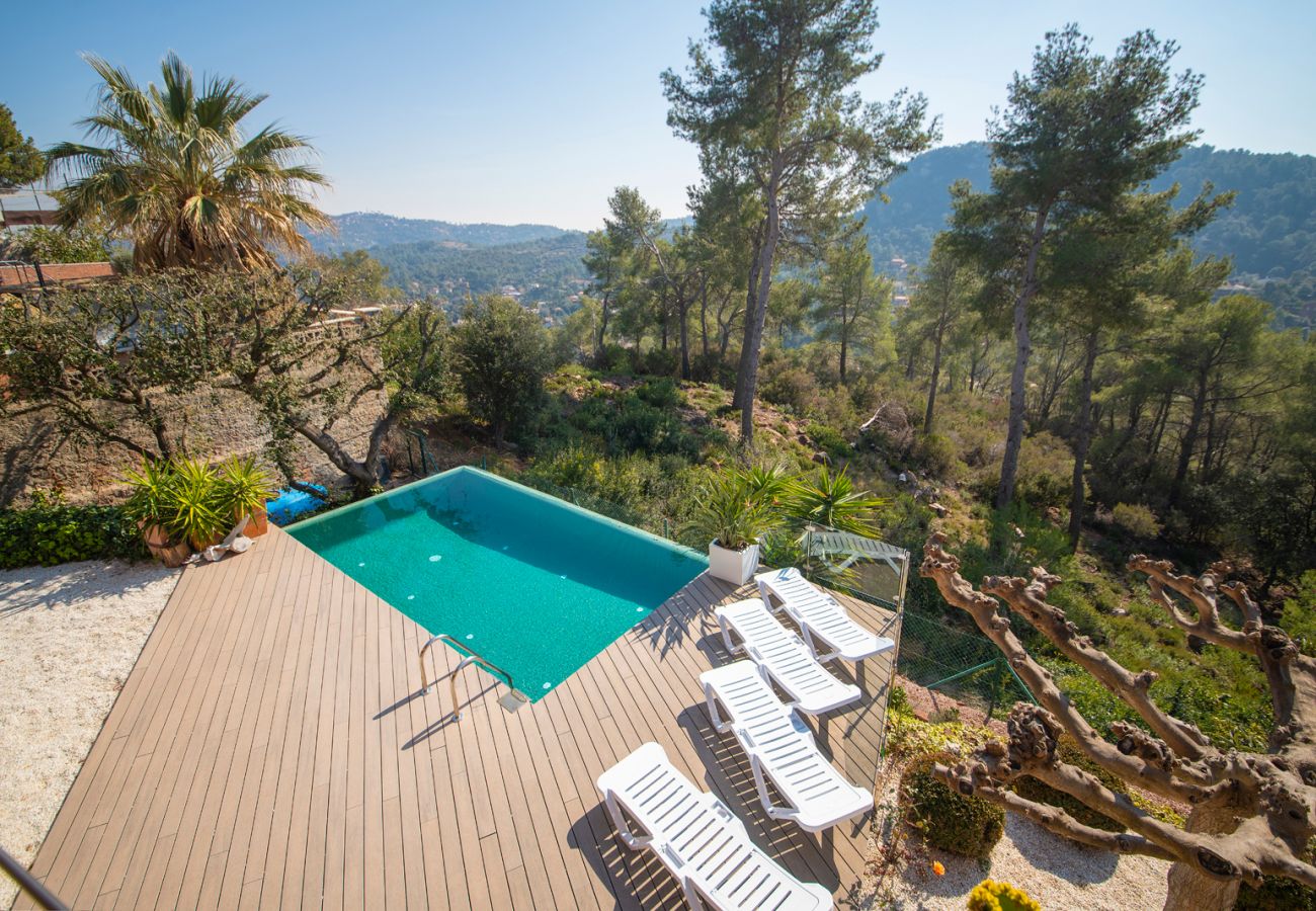 Villa en Torrelles de Llobregat - Villa con piscina infinita y vistas, BCN a 20min