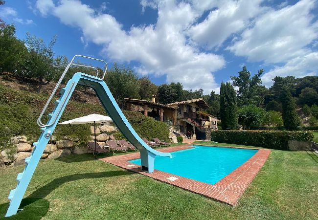 Villa en Sant Feliu de Buixalleu - Impresionante refugio de montaña en Costa Brava