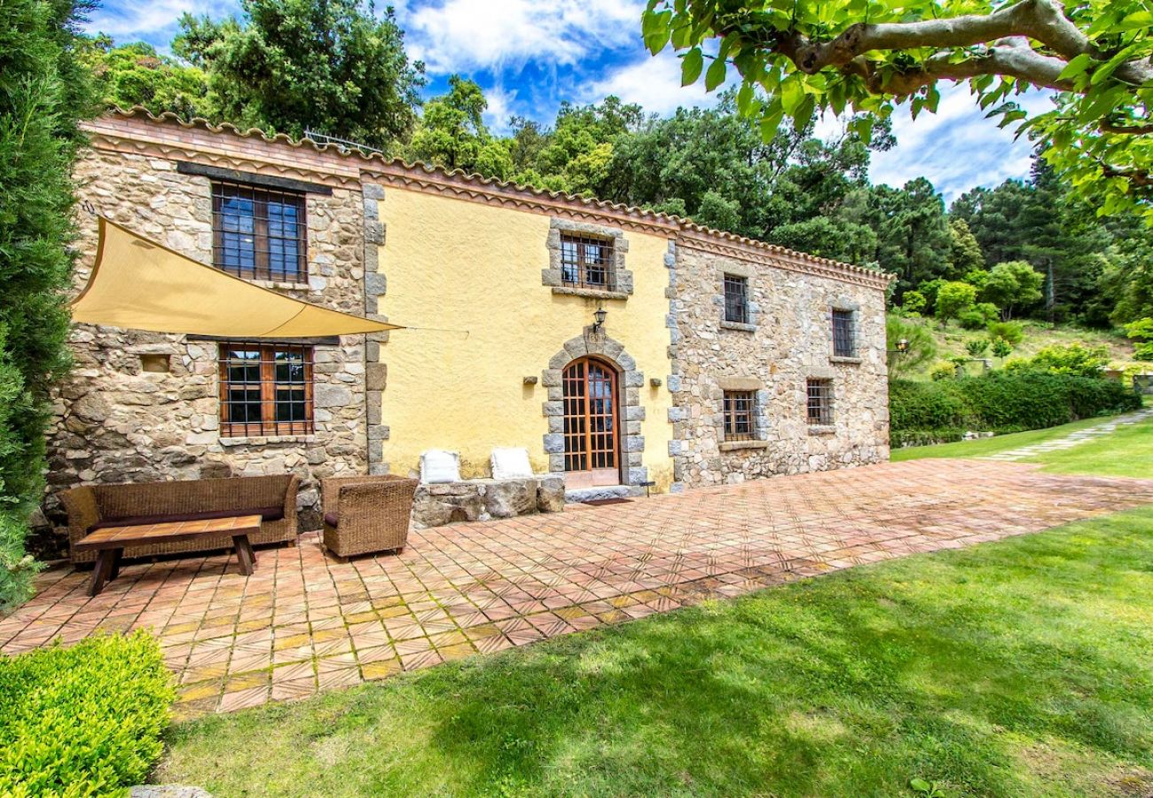 Villa en Sant Feliu de Buixalleu - Impresionante refugio de montaña en Costa Brava