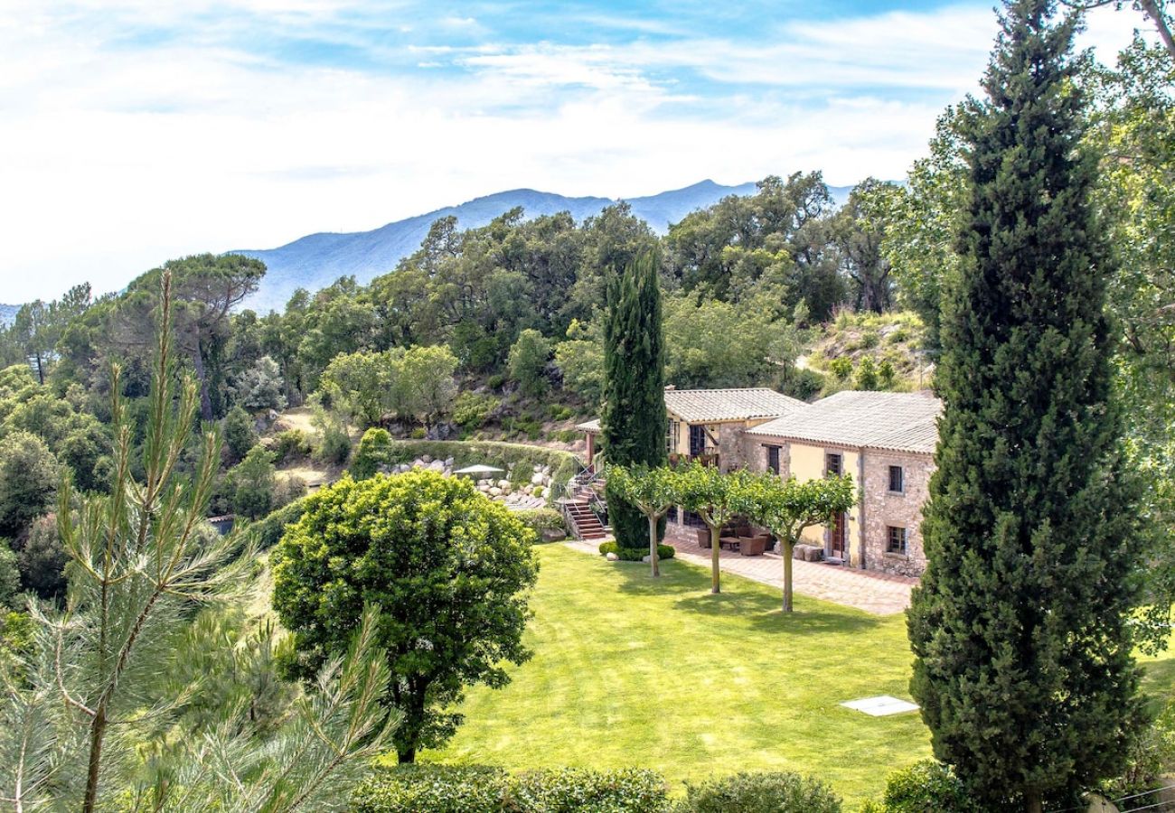 Villa en Sant Feliu de Buixalleu - Impresionante refugio de montaña en Costa Brava