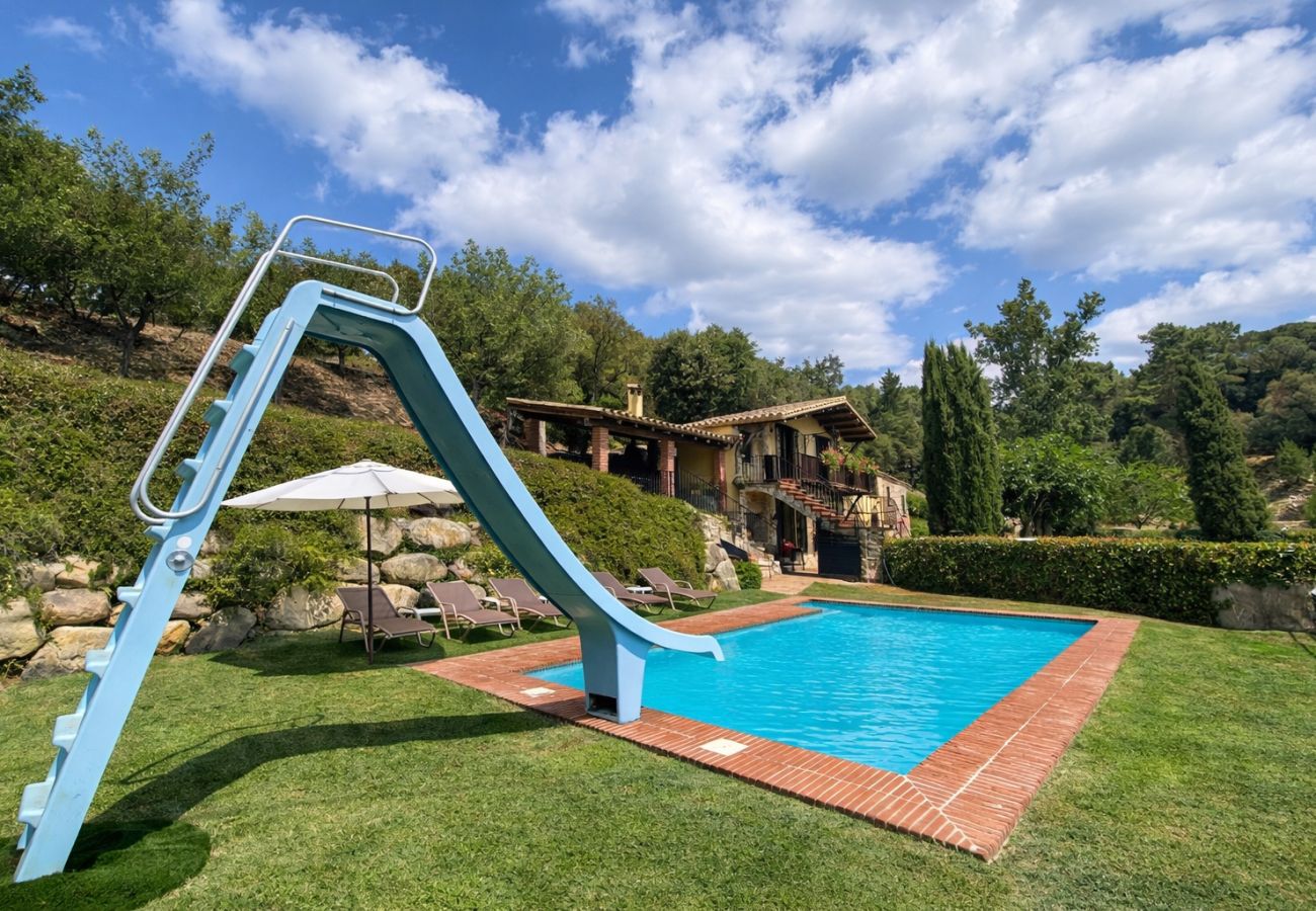 Villa en Sant Feliu de Buixalleu - Impresionante refugio de montaña en Costa Brava