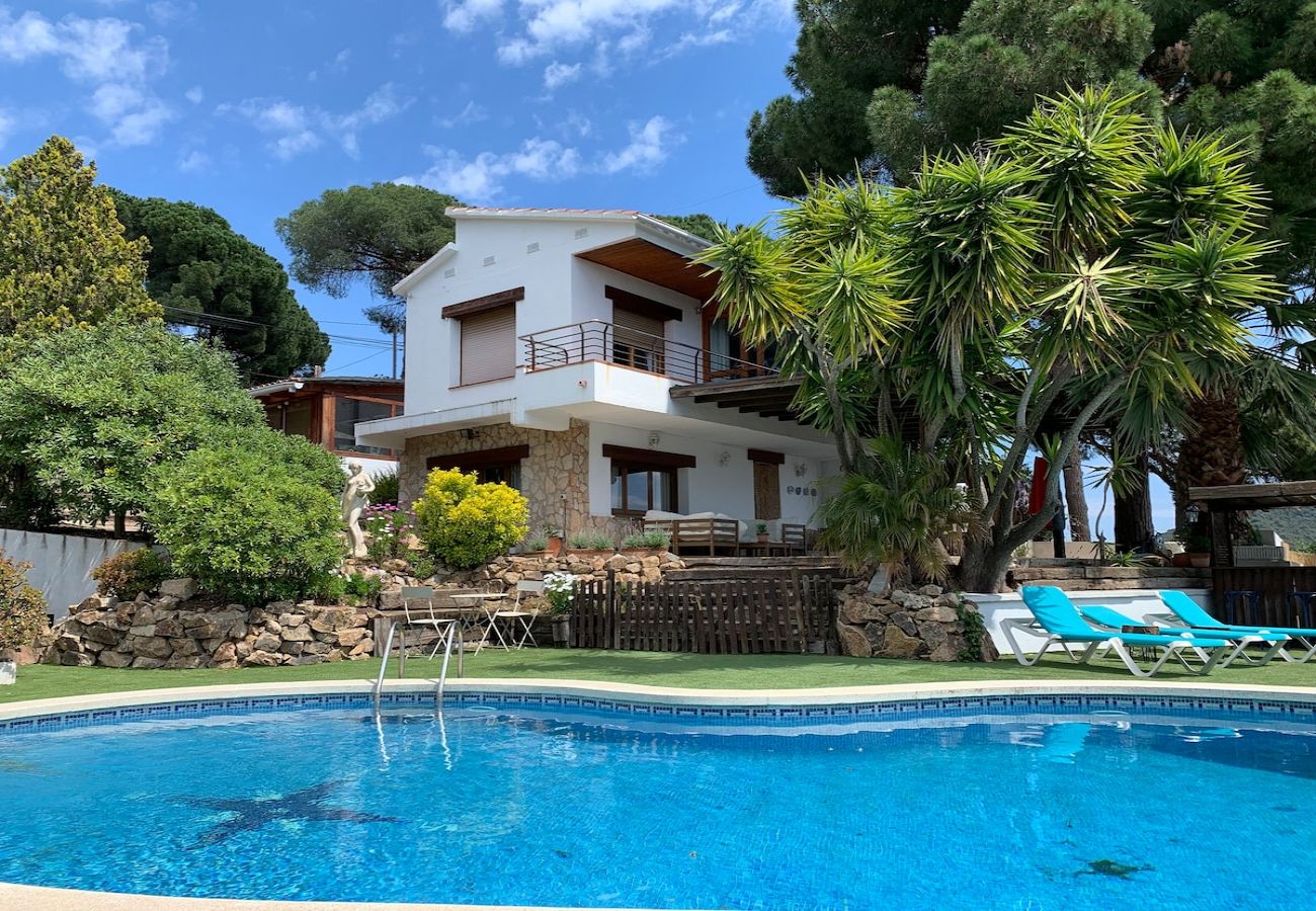 Villa en Sant Cebrià de Vallalta -  ¡Sofisticada elegancia y vistas cerca de BCN!