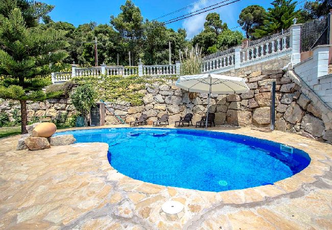 Villa en Sant Cebrià de Vallalta - Chalet estilo suizo cerca de BCN, 10min a playa