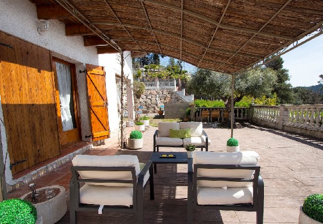 Villa en Sant Cebrià de Vallalta - Chalet estilo suizo cerca de BCN, 10min a playa