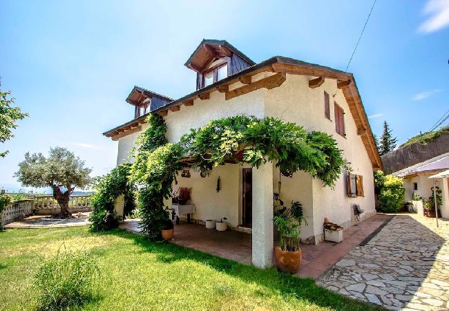 Villa en Sant Cebrià de Vallalta - Chalet estilo suizo cerca de BCN, 10min a playa