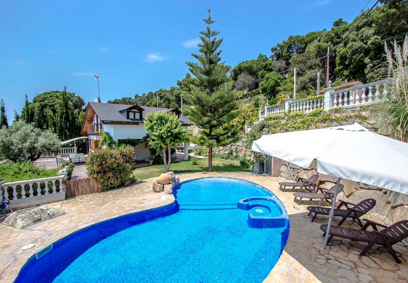 Villa en Sant Cebrià de Vallalta - Chalet estilo suizo cerca de BCN, 10min a playa