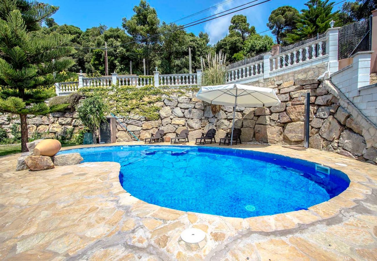 Villa en Sant Cebrià de Vallalta - Chalet estilo suizo cerca de BCN, 10min a playa