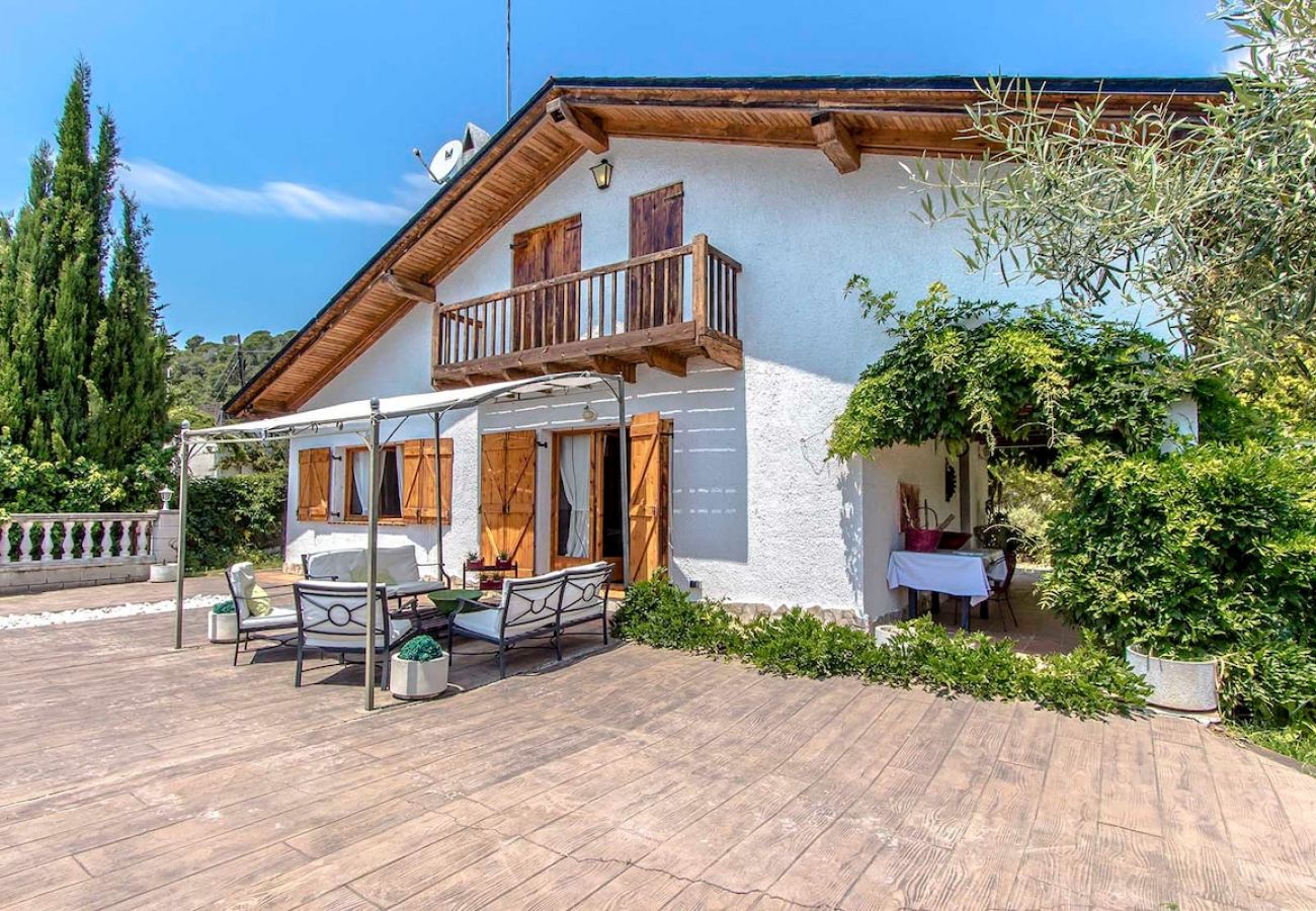 Villa en Sant Cebrià de Vallalta - Chalet estilo suizo cerca de BCN, 10min a playa