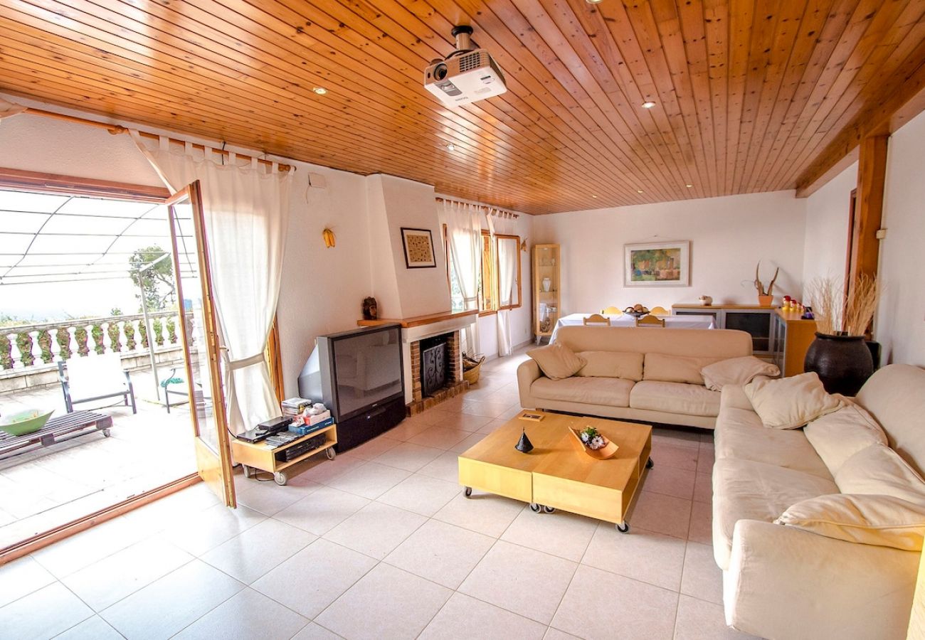 Villa en Sant Cebrià de Vallalta - Chalet estilo suizo cerca de BCN, 10min a playa