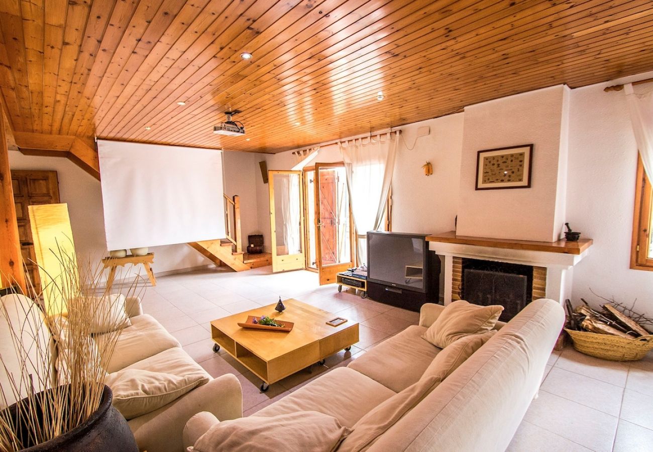 Villa en Sant Cebrià de Vallalta - Chalet estilo suizo cerca de BCN, 10min a playa