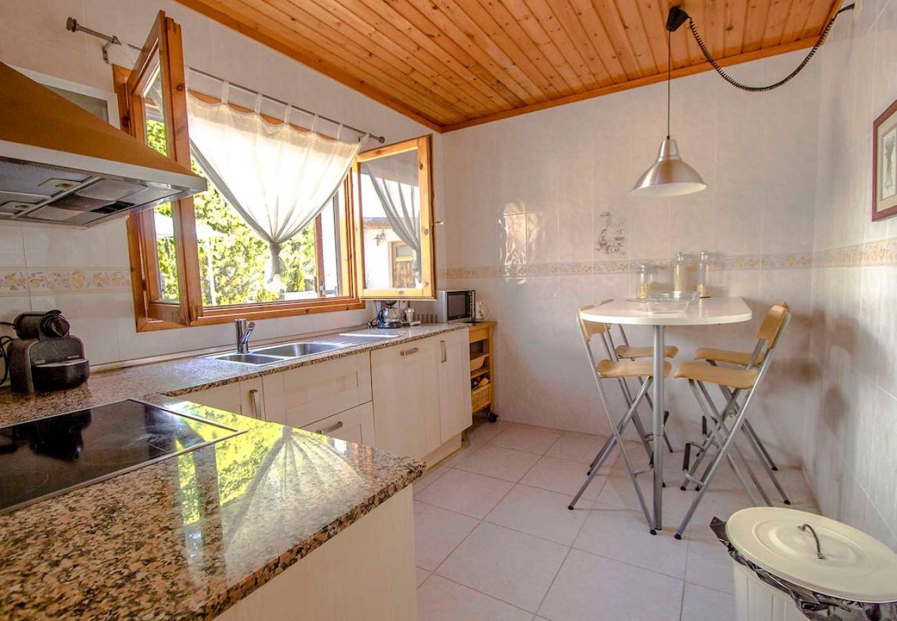 Villa en Sant Cebrià de Vallalta - Chalet estilo suizo cerca de BCN, 10min a playa