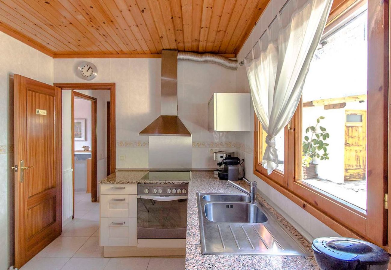 Villa en Sant Cebrià de Vallalta - Chalet estilo suizo cerca de BCN, 10min a playa