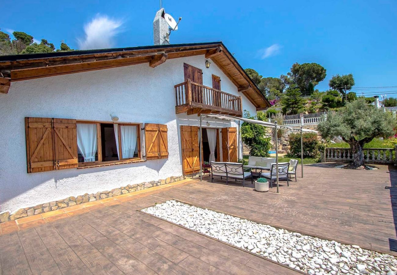 Villa en Sant Cebrià de Vallalta - Chalet estilo suizo cerca de BCN, 10min a playa