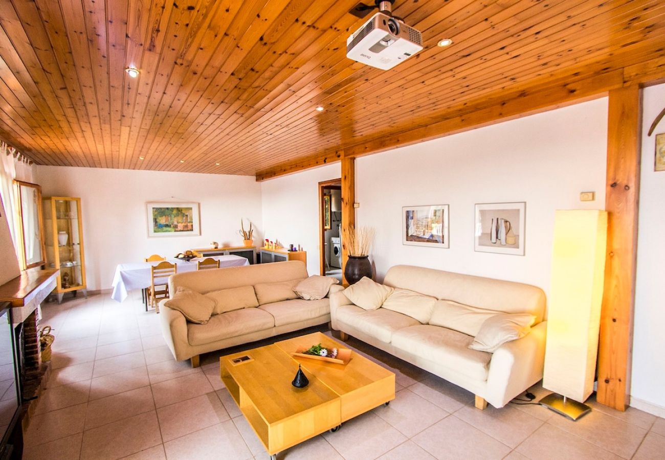 Villa en Sant Cebrià de Vallalta - Chalet estilo suizo cerca de BCN, 10min a playa