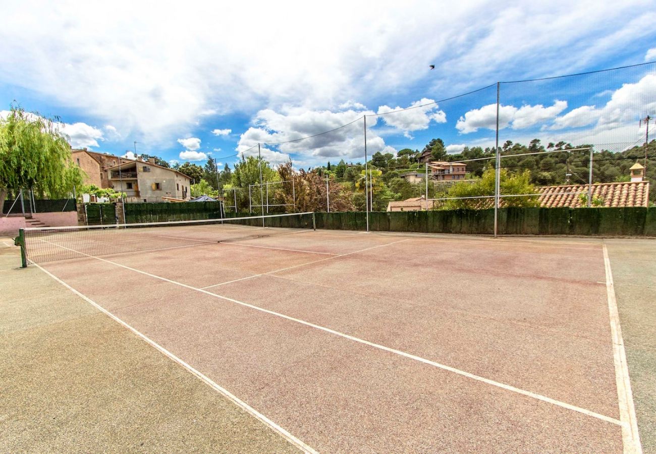 Villa en Rellinars - ¡Piscina, tenis, billar y más sólo 50km de Barcelona!
