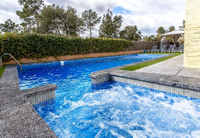 Villa en Santa Coloma de Farners - Morada única en la Costa Brava con acceso en tren a BCN