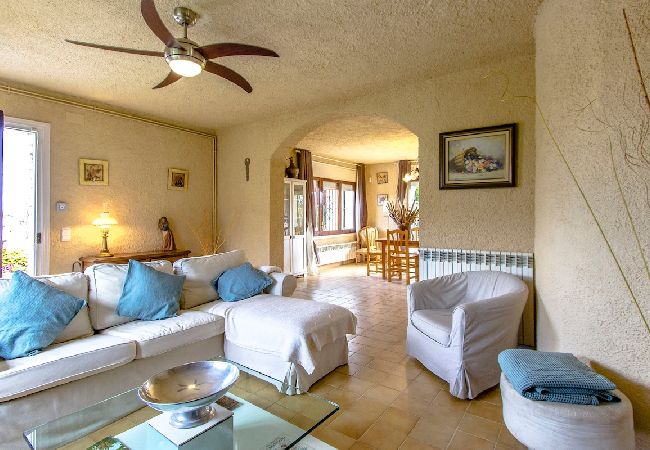 Villa en Santa Coloma de Farners - Morada única en la Costa Brava con acceso en tren a BCN