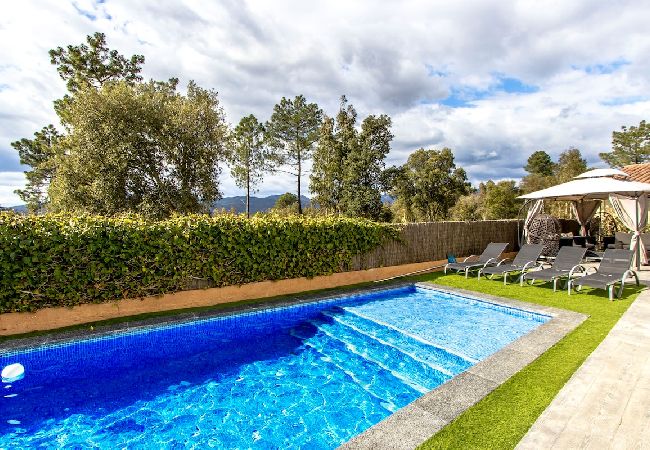 Villa en Santa Coloma de Farners - Morada única en la Costa Brava con acceso en tren a BCN