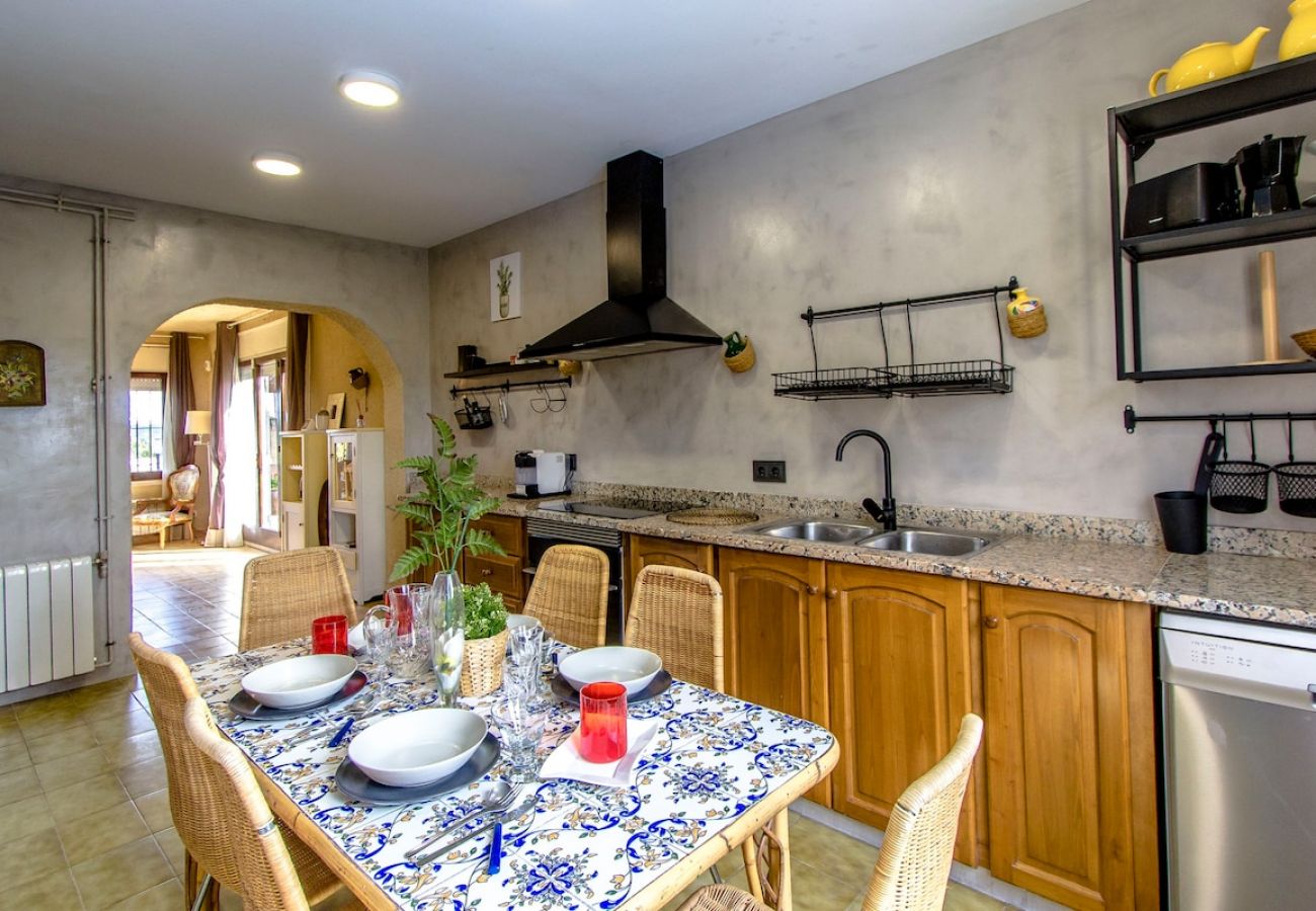 Villa en Santa Coloma de Farners - Morada única en la Costa Brava con acceso en tren a BCN
