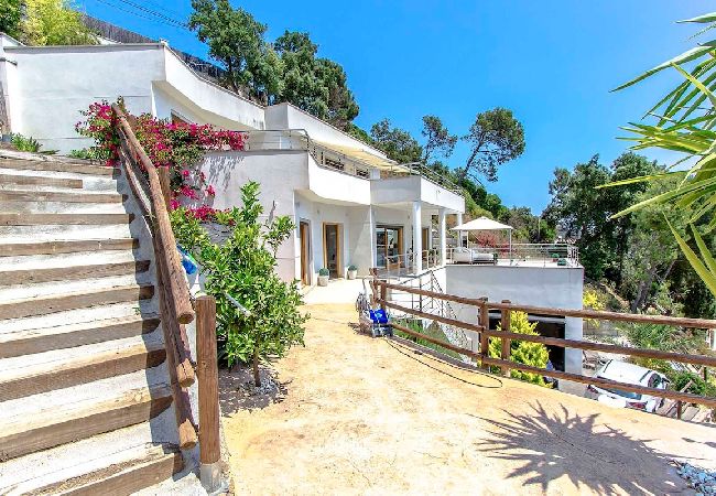 Villa en Sant Cebrià de Vallalta - Magnificencia moderna, a pocos km de la playa!