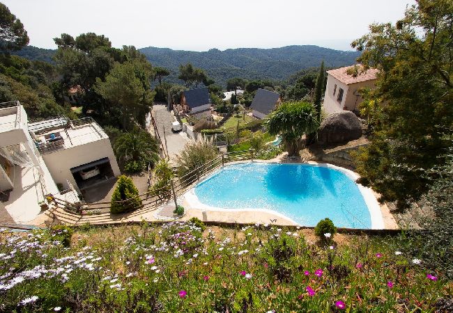 Villa en Sant Cebrià de Vallalta - Magnificencia moderna, a pocos km de la playa!