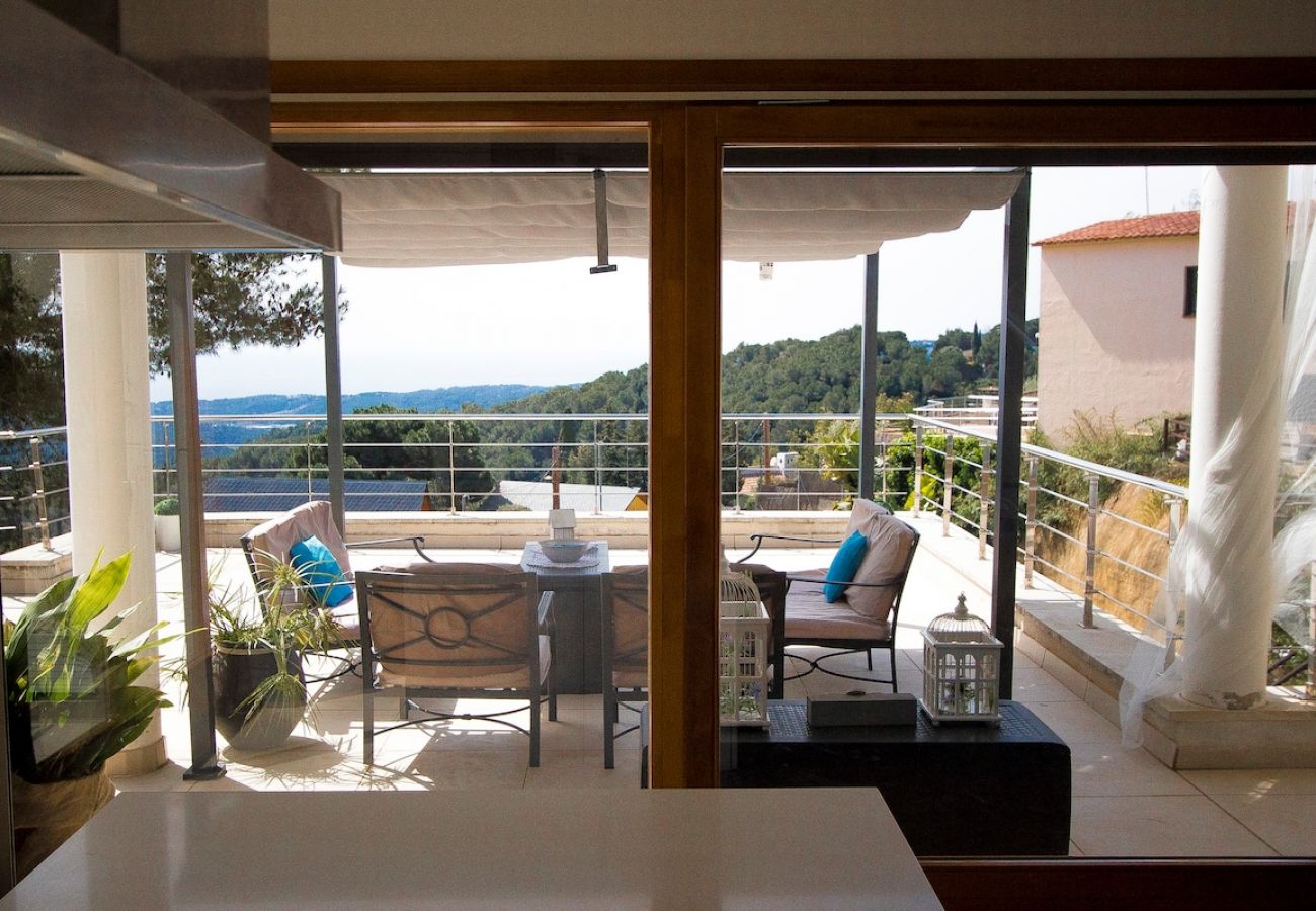 Villa en Sant Cebrià de Vallalta - Magnificencia moderna, a pocos km de la playa!
