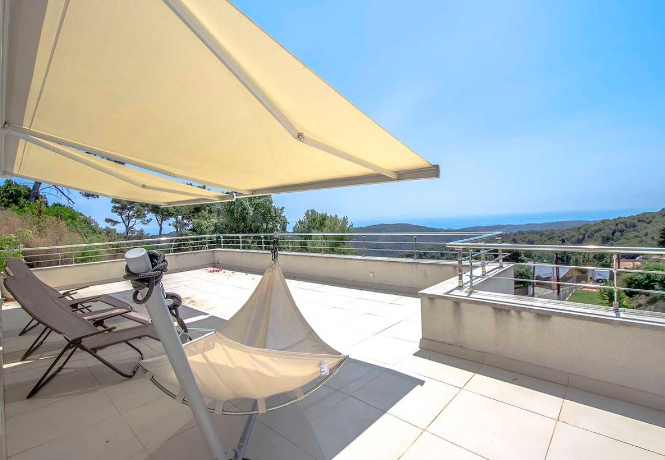 Villa en Sant Cebrià de Vallalta - Magnificencia moderna, a pocos km de la playa!