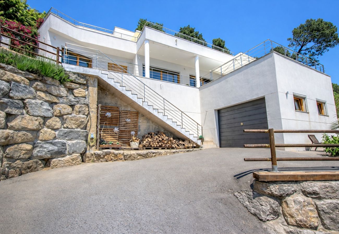 Villa en Sant Cebrià de Vallalta - Magnificencia moderna, a pocos km de la playa!