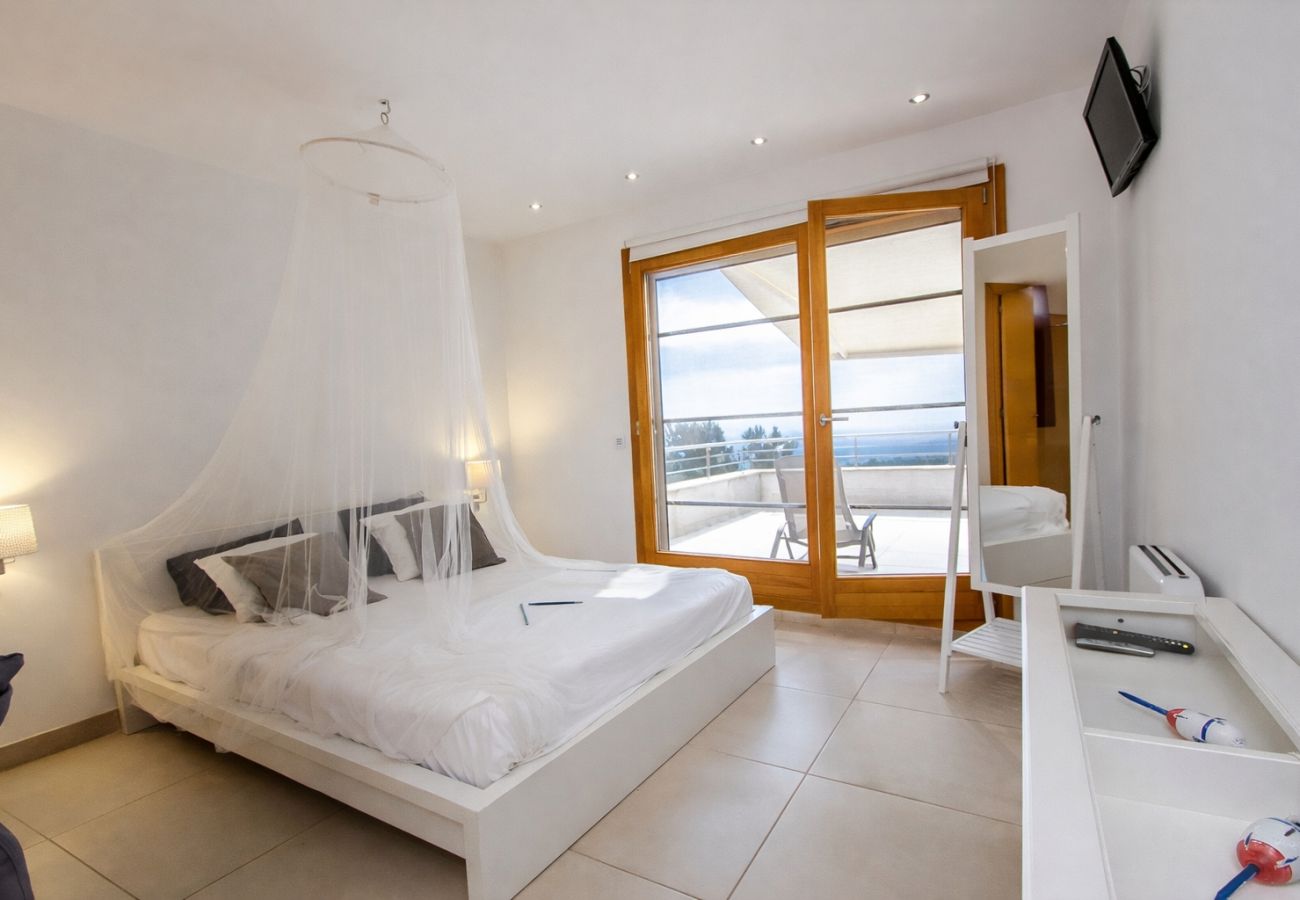 Villa en Sant Cebrià de Vallalta - Magnificencia moderna, a pocos km de la playa!