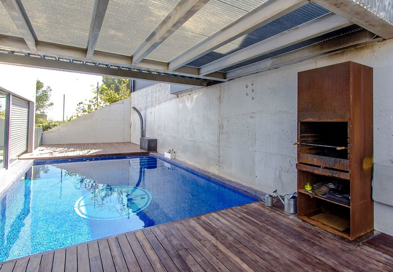 Villa en Castellet i la Gornal - Moderno refugio con piscina privada, playa a 7 km