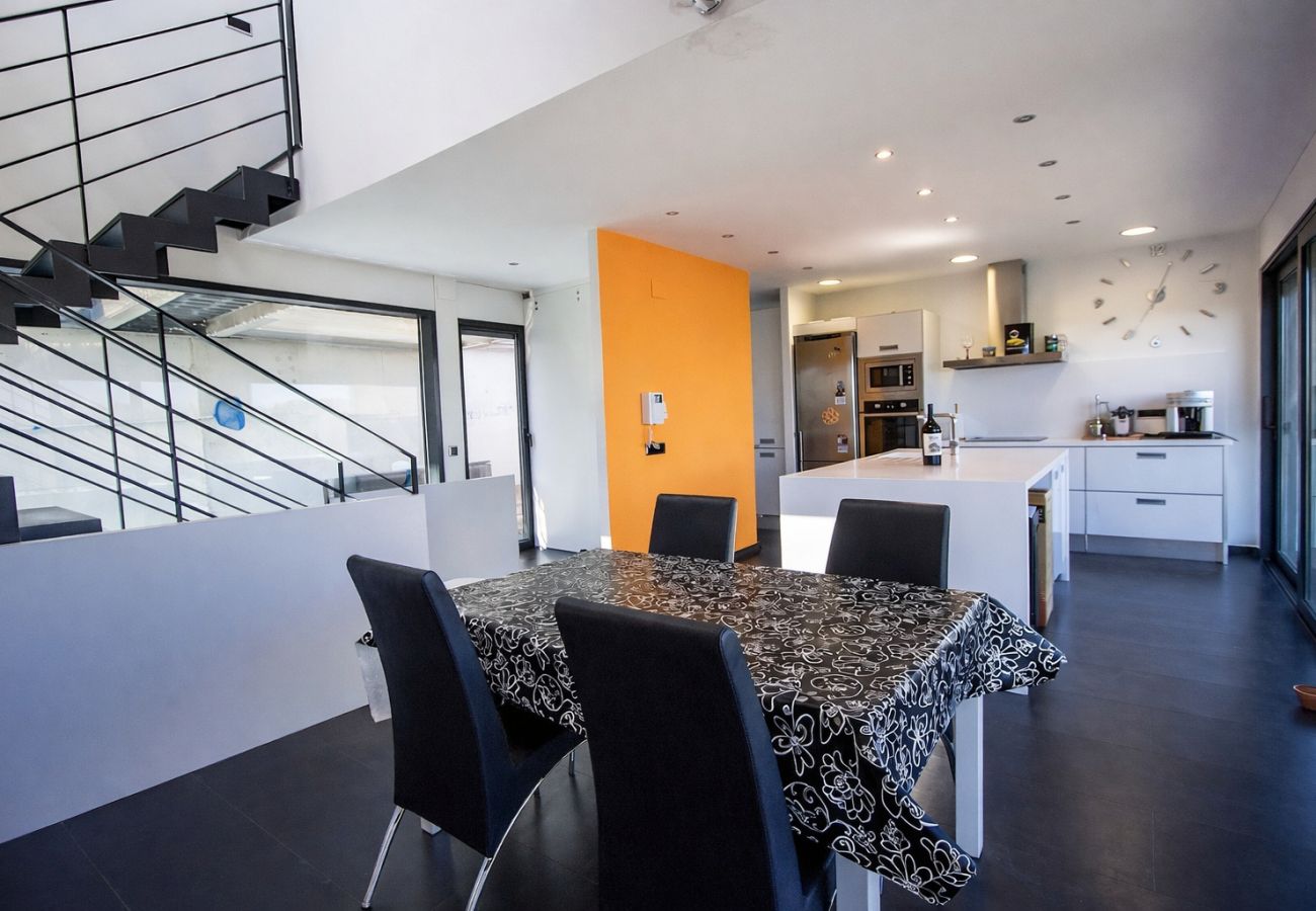 Villa en Castellet i la Gornal - Moderno refugio con piscina privada, playa a 7 km