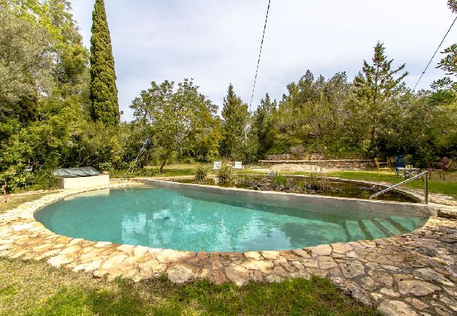 Villa en Vespella de Gaià - ¡Encanto rural en una finca de olivos con piscina!