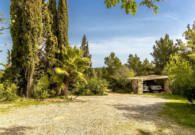 Villa en Vespella de Gaià - ¡Encanto rural en una finca de olivos con piscina!