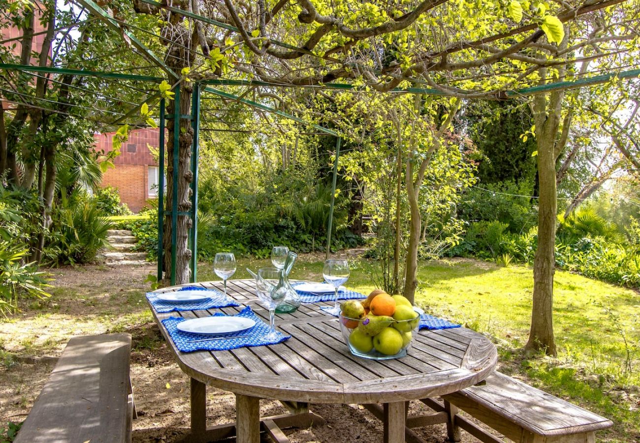 Villa en Vespella de Gaià - ¡Encanto rural en una finca de olivos con piscina!