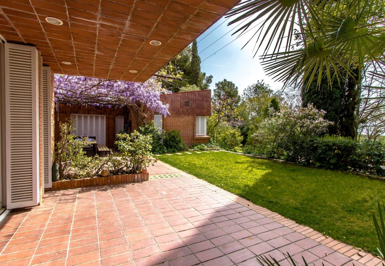 Villa en Vespella de Gaià - ¡Encanto rural en una finca de olivos con piscina!