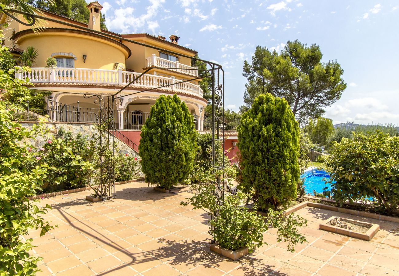 Villa en Torrelles de Llobregat - ¡Espaciosa y sublime Villa a 15km de Barcelona!