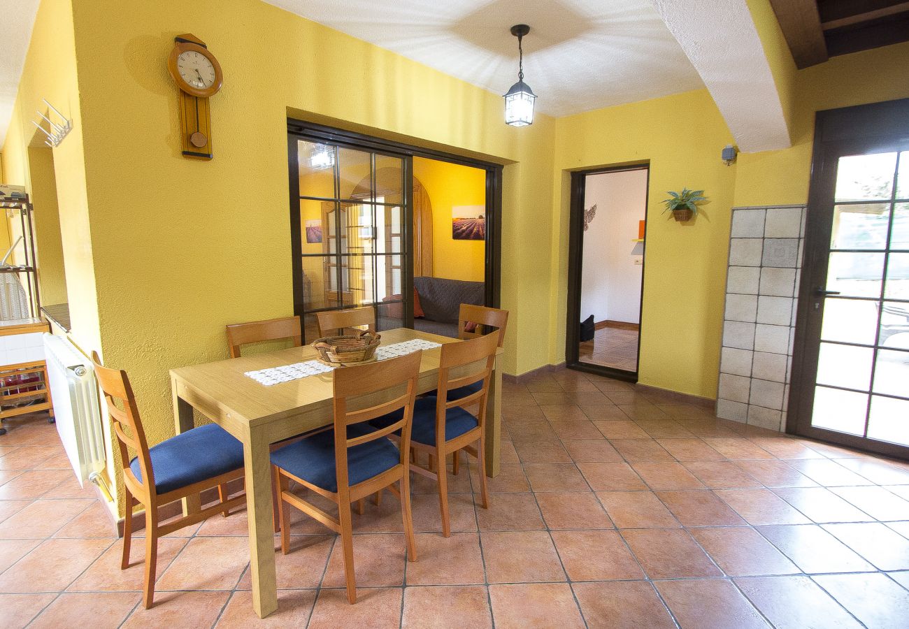 Villa en Sils - ¡Villa Vallca, fácil acceso a BCN y Costa Brava!