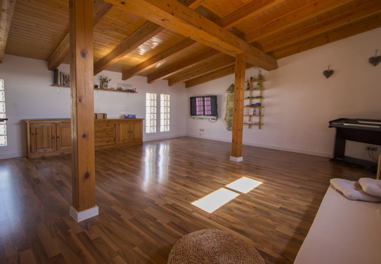Villa en Sant Pau d’Ordal - 2 piscinas, sauna, gimnasio y área de juegos!