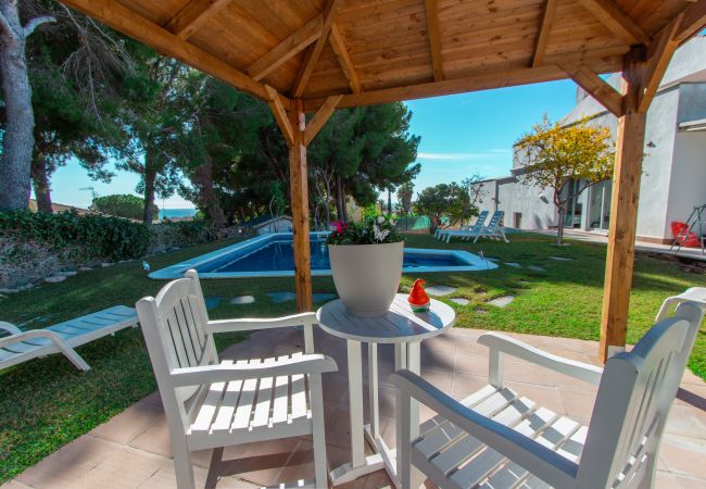 Villa en Calafell - ¡Tu villa familiar ideal a sólo 1 km de la playa!