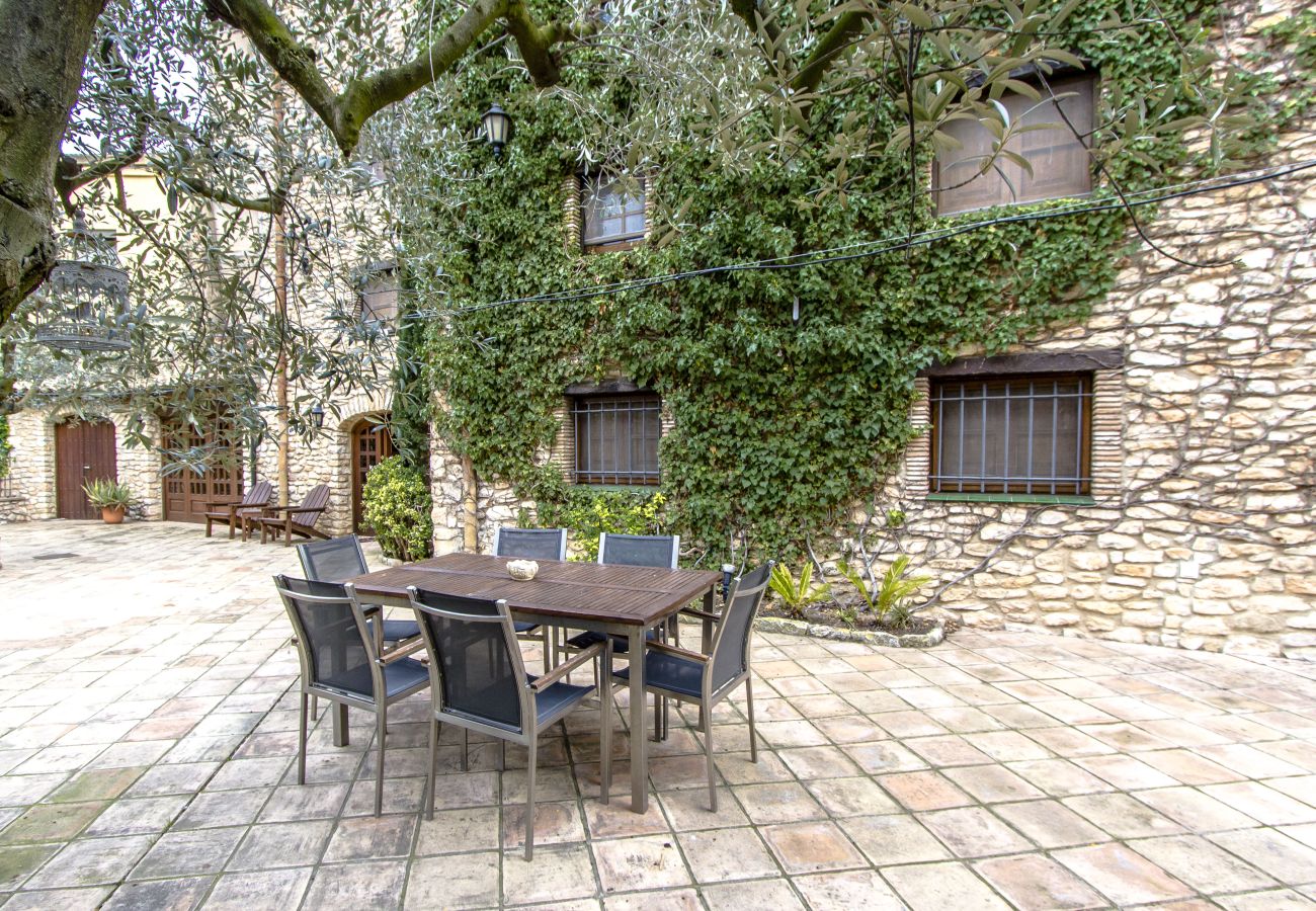 Villa en Santa Oliva - Elegancia atemporal cerca de BCN, 14min a la playa