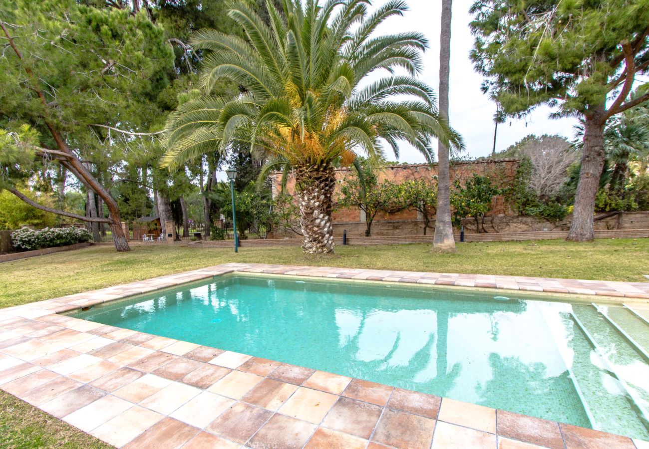 Villa en Santa Oliva - Elegancia atemporal cerca de BCN, 14min a la playa