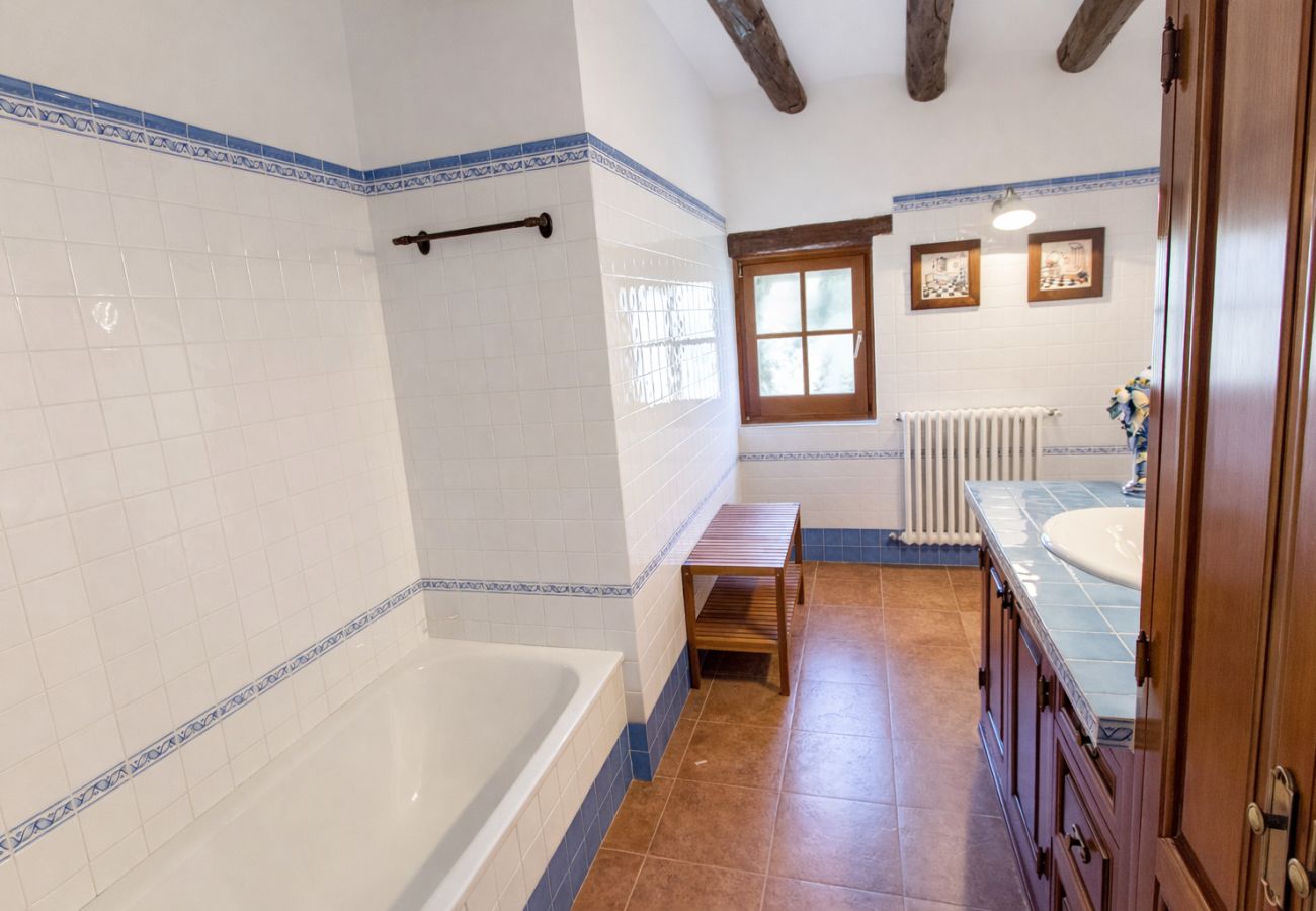 Villa en Santa Oliva - Elegancia atemporal cerca de BCN, 14min a la playa